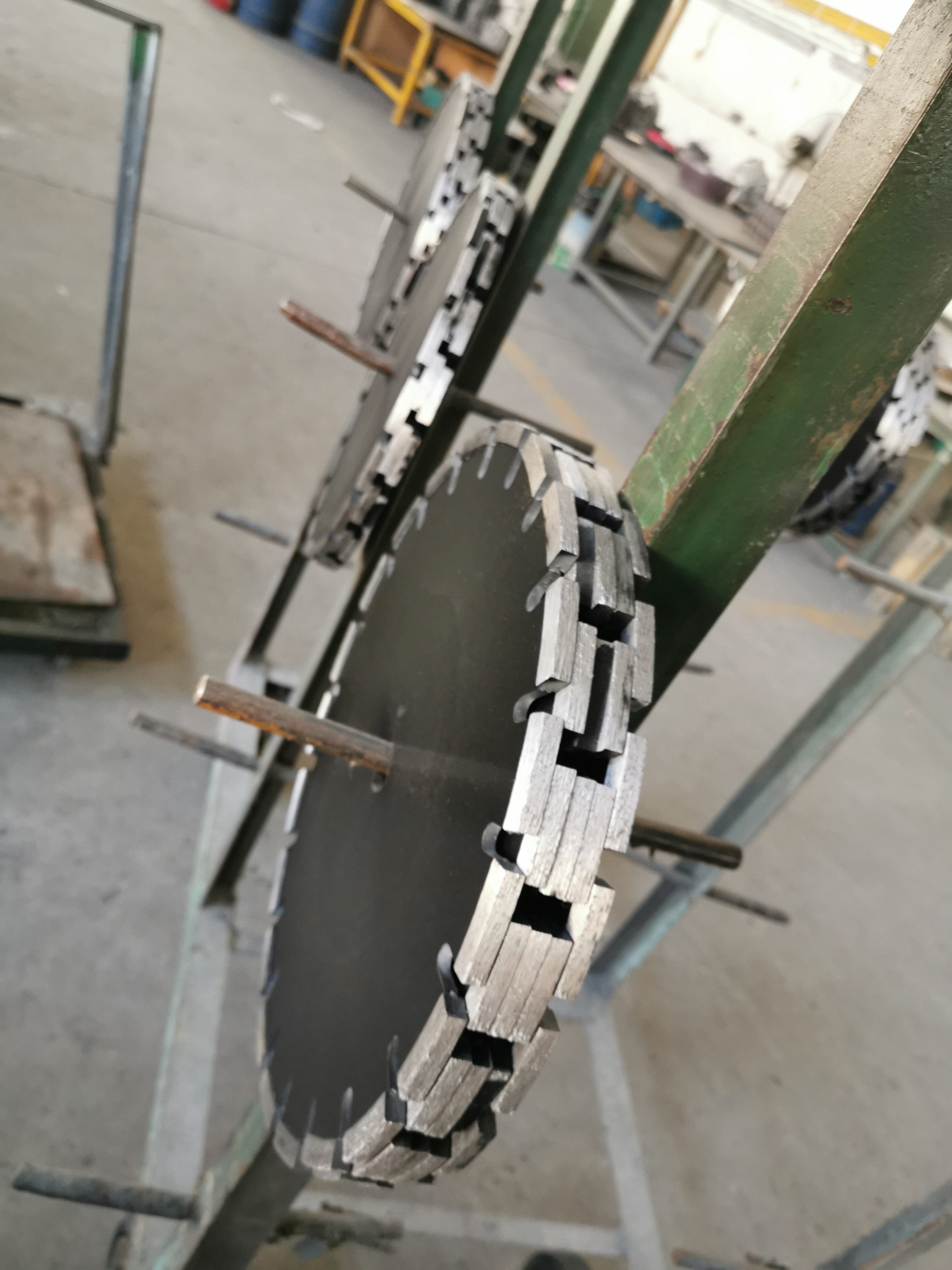 350mm Laser Welded Loop Blade For Dry Cutting Asphalt With Undercut Protection